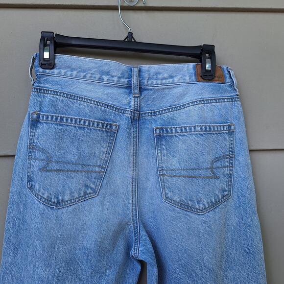 American Eagle Mom Jean Distressed Busted Knee Light acid wash Size 2 Cotton - Picture 9 of 11